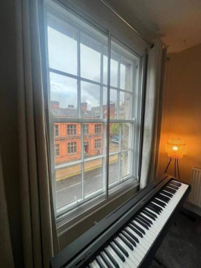 Rugby Haven: 2BR/1BA Apt near Principality Stadium